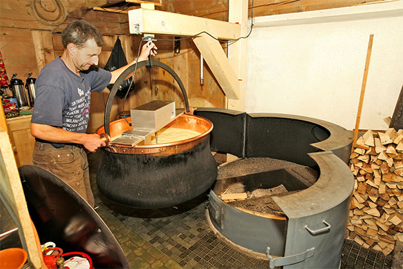 Fabrication de fromage d'alpage au chalet Oberstockenalp