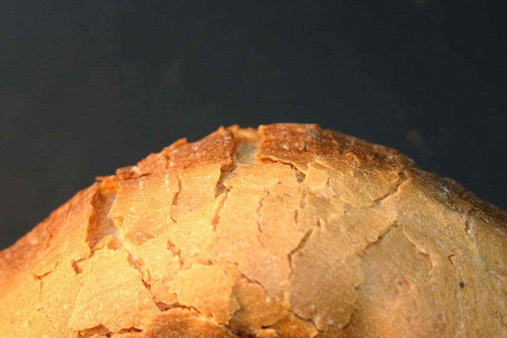 En se pliant la roche se fracture, telle une baguette de pain