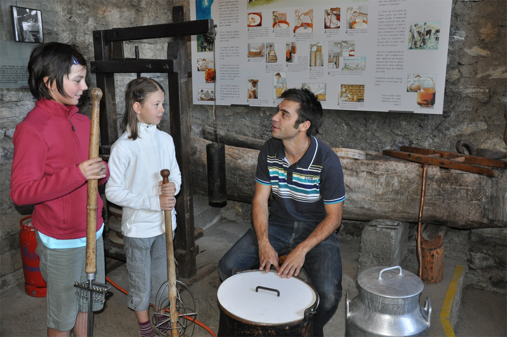 Explication de la fabrication du fromage au hameau de Colombire