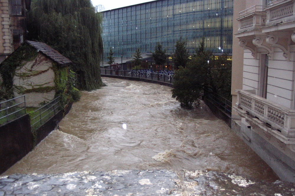 Crue dans une rivière canalisée