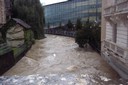Crue dans une rivière canalisée