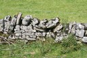 Mur de pierres sèches tombant en ruine