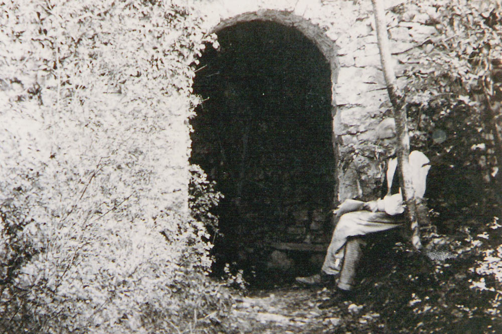 Calotype de Quiquerez, autoportrait devant son château