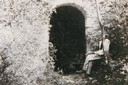 Calotype de Quiquerez, autoportrait devant son château