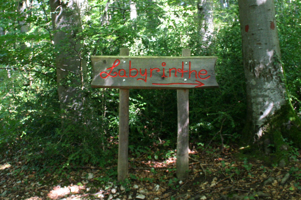 Entrée du labyrinthe du sentier des faine - la forêt enchantée