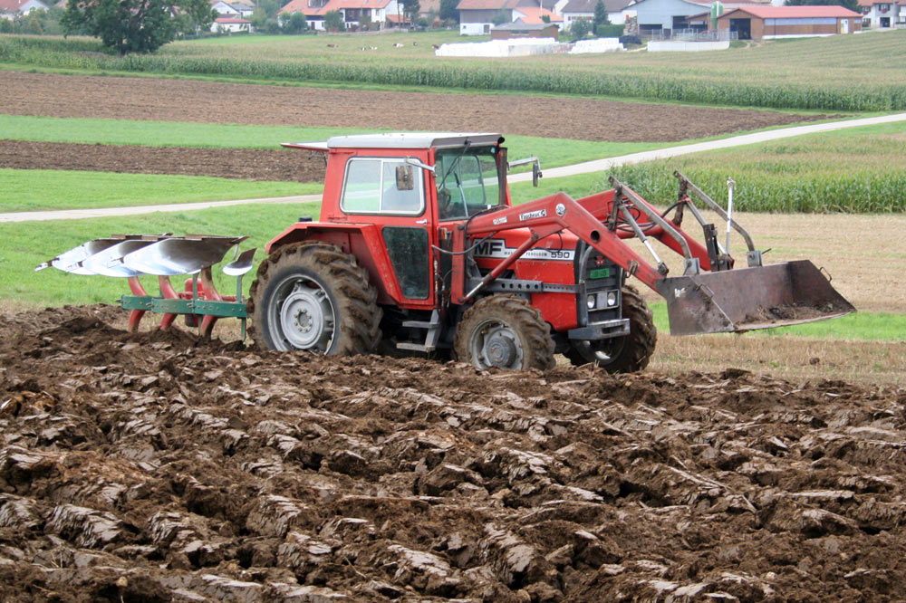 Tracteur labourant un champ