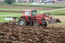 Tracteur labourant un champ