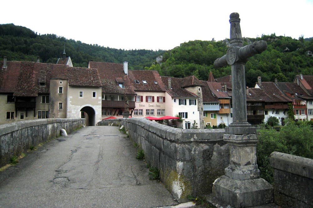Pont menant à Saint Ursanne