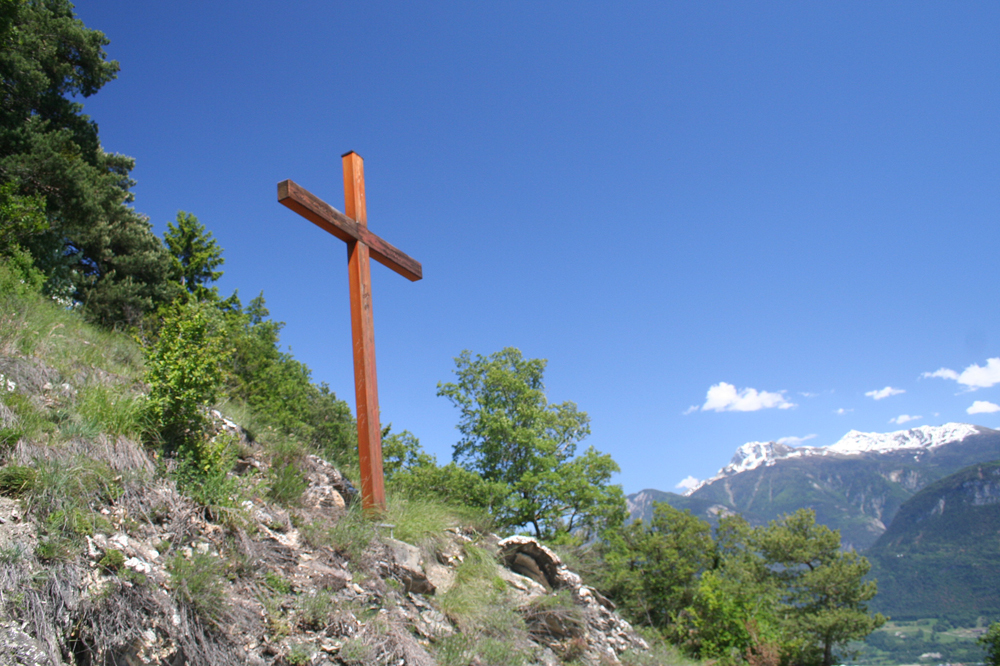 Croix sur le bord d'un chemin