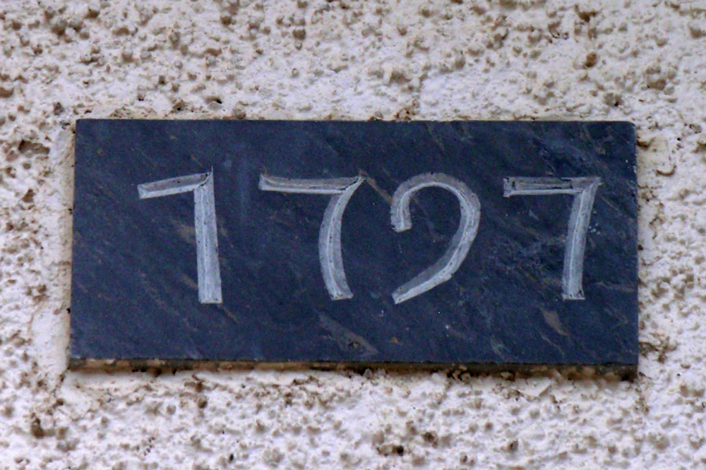 Date figurant sur la façade de la chapelle de Diogne