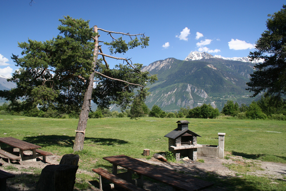 Place de pic-nic le long de l'itinéraire "Crans-Montana, Terre de foi"