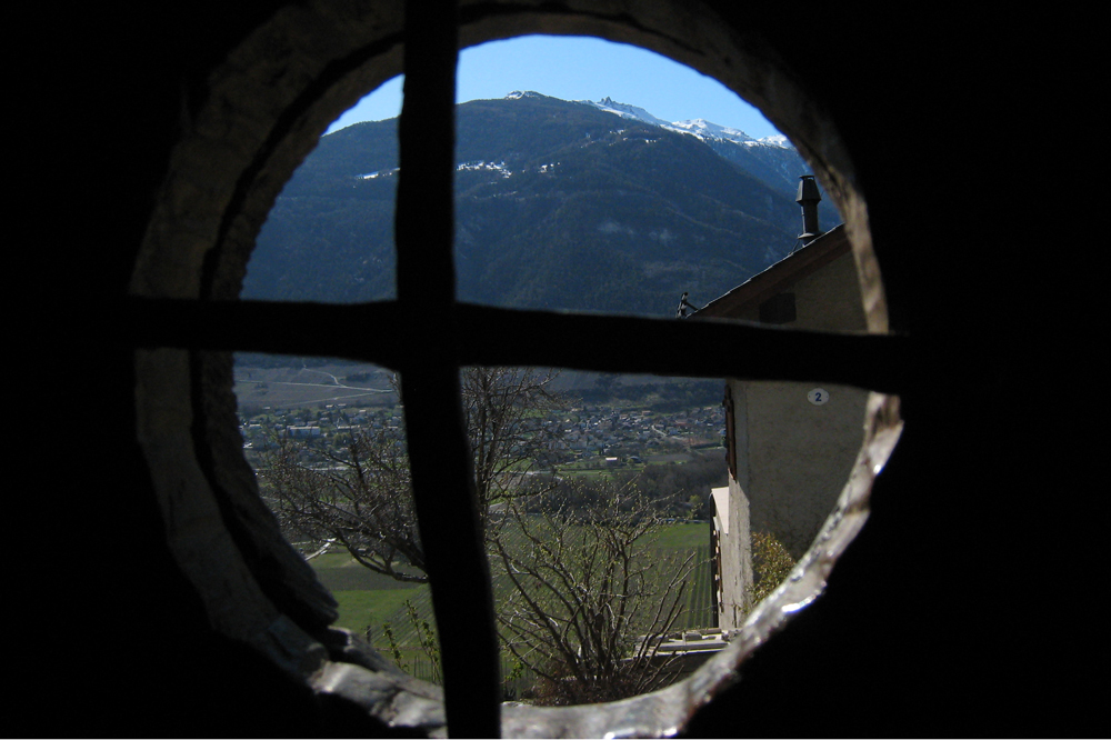 Vue sur la plaine à travers la porte de l'oratoire de Ban.