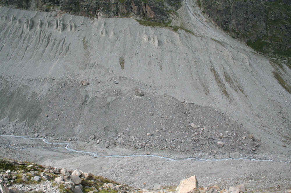 Moraine historique (du petit âge glaciaire) se détachant sur une moraine plus ancienne
