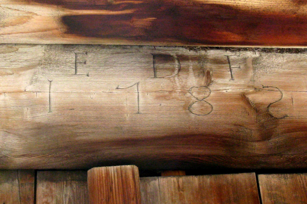 Inscriptions sur l'entrée d'une grange