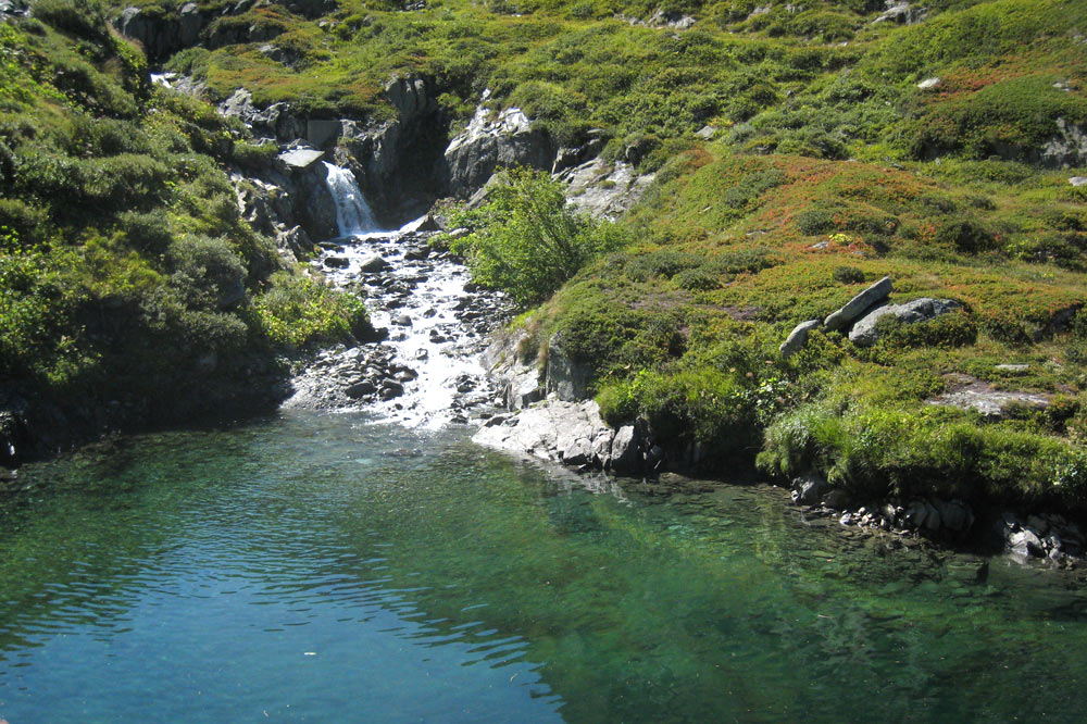 Retenue d'eau sur le chemin du col