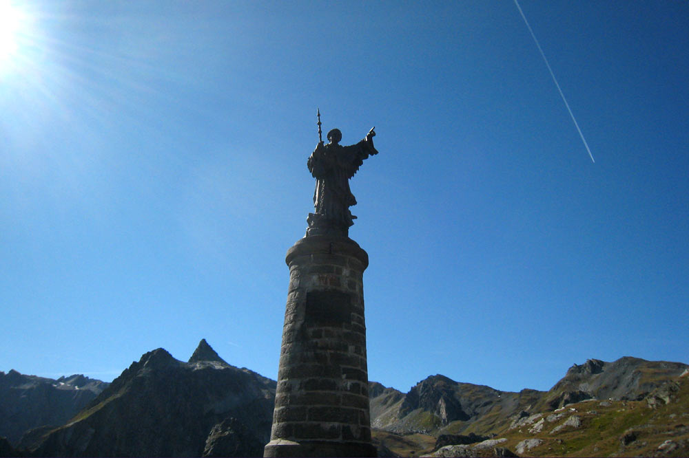 Statue située au col du Grand-Saint-Bernard