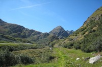 Au fond de la vallée, l'entrée du tunnel du Grand-Saint-Bernard