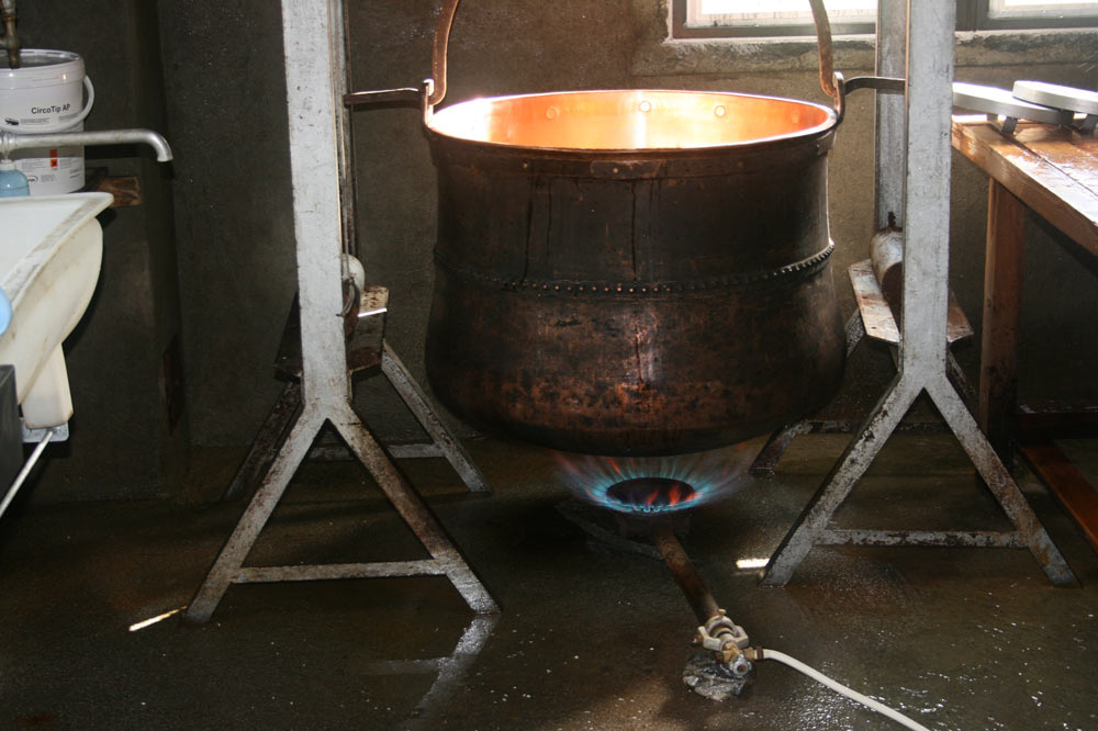 Fabrication de fromage d'alpage, le gaz a remplacé le feu de bois 