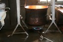 Fabrication de fromage d'alpage, le gaz a remplacé le feu de bois 