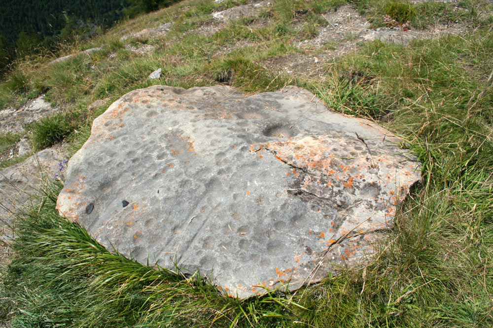 Pierre à cupules, la pierre aux immolés