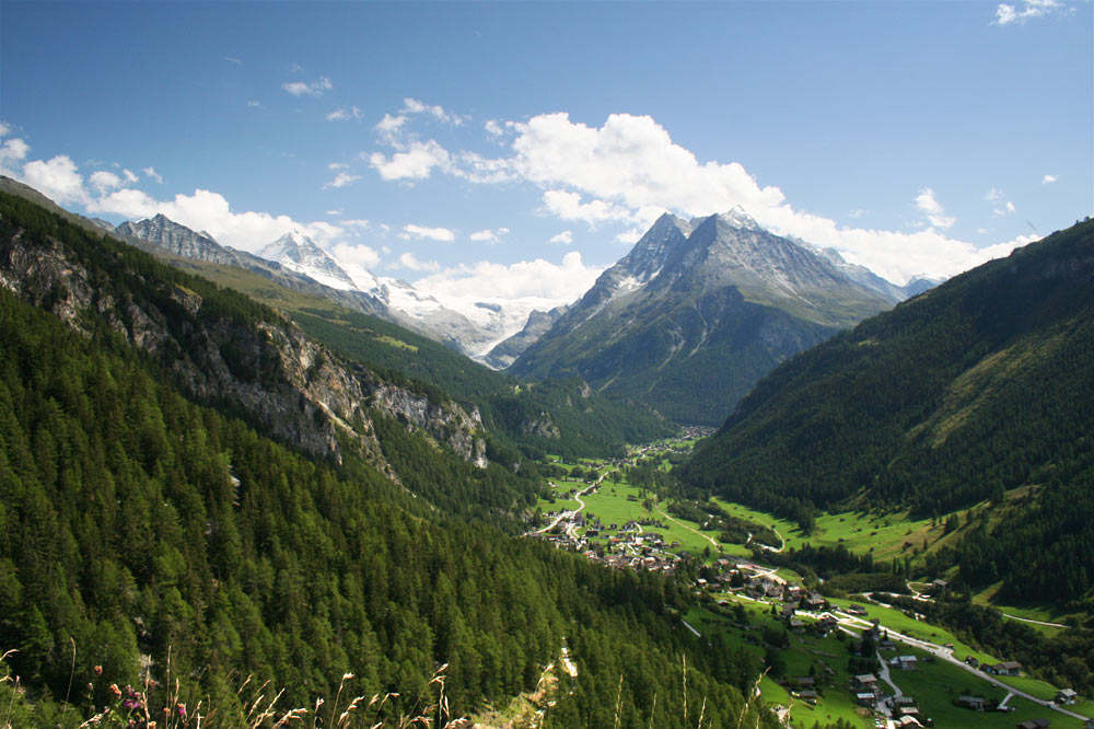 Les villages situés au dessus des falaises surplombant Evolène sont aujourd'hui encore appelés "Sur les Rocs"