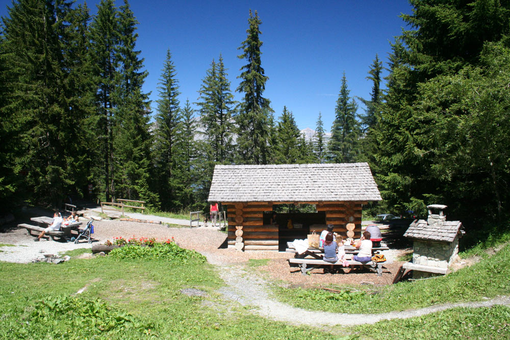 Cabane en rondins le long du Sentier des Sens