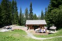 Cabane en rondins le long du Sentier des Sens