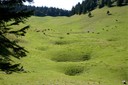 Les dolines sont une autre manifestation de la dissolution du calcaire, cette fois-ci souterraine