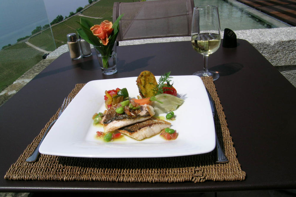 Filet de loup de mer a la plancha avec sa vinaigrette tiède aux agrumes