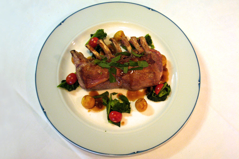 Carré d’agneau à la menthe accompagné de ses pommes parisiennes et de ses légumes du jardin