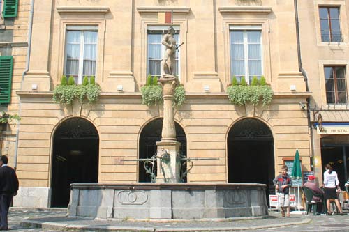 Le banneret de Pierrefleur flotte encore aujourd'hui sur la place du Marché