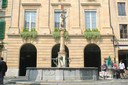 Le banneret de Pierrefleur flotte encore aujourd'hui sur la place du Marché