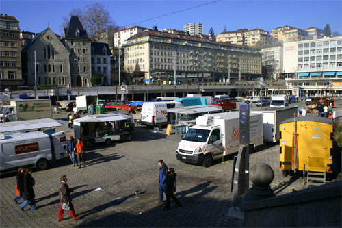 Jour de marché à la place de la Riponne