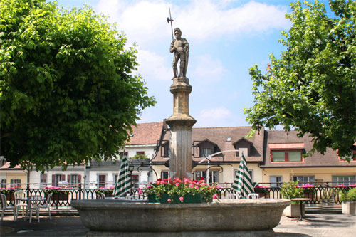 Fontaine devant l'abbatiale