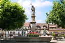 Fontaine devant l'abbatiale