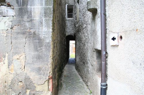 Passage étroit entre deux maisons