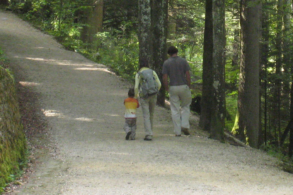 Promeneurs allant visiter les grottes