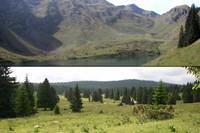 Différence d'un point de vue hydrologique entre Alpes (haut) et Jura (bas)