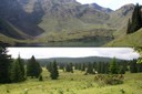 Différence d'un point de vue hydrologique entre Alpes (haut) et Jura (bas)
